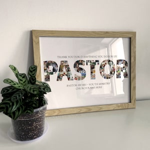 Peut inclure: Un cadre photo avec un collage de photos de membres d'&eacute;glise formant le mot "PASTOR". Le texte sous le collage indique "Merci pour tout ce que vous faites pour nous : Pasteur Henry - Minist&egrave;re de la Jeunesse Nom de l'&eacute;glise ici".