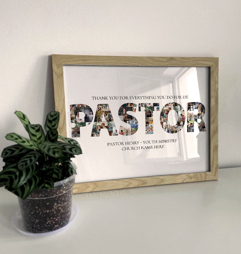Peut inclure: Un cadre photo avec un collage de photos de membres d'&eacute;glise formant le mot "PASTOR". Le texte sous le collage indique "Merci pour tout ce que vous faites pour nous : Pasteur Henry - Minist&egrave;re de la Jeunesse Nom de l'&eacute;glise ici".