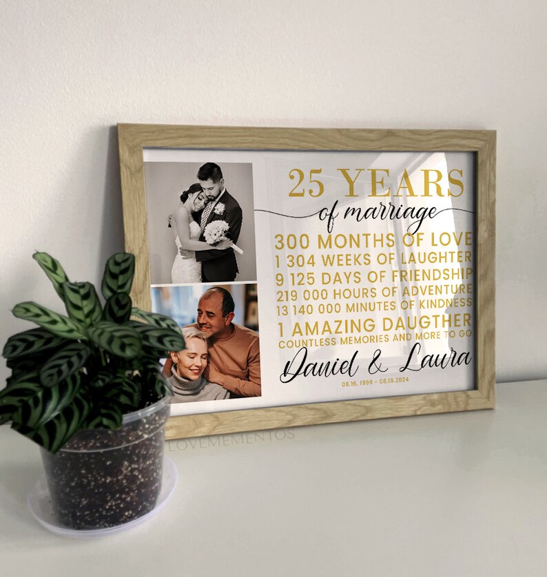 Peut inclure: Une impression encadr&eacute;e c&eacute;l&eacute;brant un 25e anniversaire de mariage avec des photos d'un couple et le texte "25 YEARS of marriage 300 MONTHS OF LOVE 1 304 WEEKS OF LAUGHTER 9 125 DAYS OF FRIENDSHIP 219 000 HOURS OF ADVENTURE 13 140 000 MINUTES OF KINDNESS 1 AMAZING DAUGTHER COUNTLESS MEMORIES AND MORE TO GO Daniel & Laura 01.16.1998-08.18.2024"
