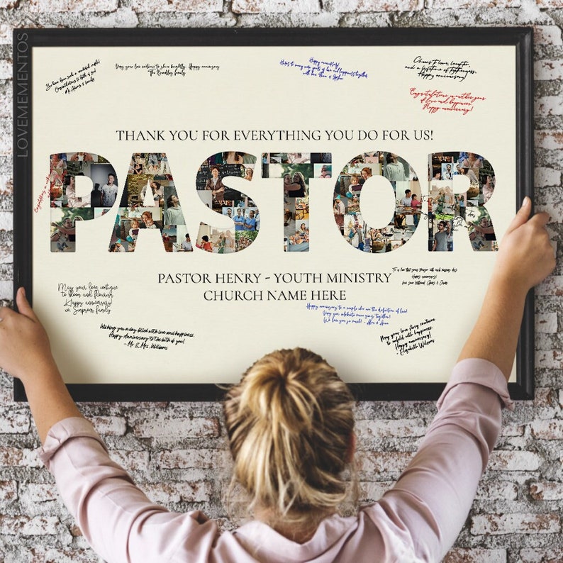 Peut inclure: Un collage photo encadr&eacute; avec le mot "PASTOR" &eacute;pell&eacute; en photos. Le collage photo est accroch&eacute; &agrave; un mur en briques. Le texte "THANK YOU FOR EVERYTHING YOU DO FOR US!" est &eacute;crit au-dessus du mot "PASTOR". Le texte "PASTOR HENRY - YOUTH MINISTRY CHURCH NAME HERE" est &eacute;crit en dessous du mot "PASTOR".