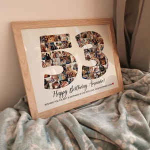 Puede incluir: Un collage de fotos enmarcado en forma del número 53. El collage está formado por muchas fotos más pequeñas. El marco es de madera clara. El texto "Happy Birthday Amanda! Wishing you the best & happiness in life! With love, your bestfriend Laura" está impreso debajo del collage.