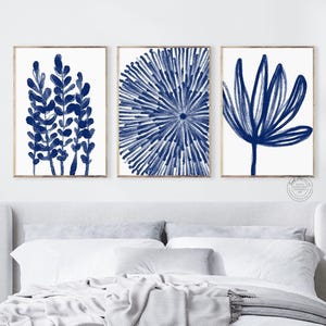 Arte murale astratta blu digitale, decorazione murale per soggiorno, arte stampabile blu, set di 3 stampe botaniche blu navy da appendere sopra il letto
