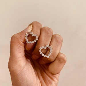 Hart studs met een kroon aan de zijkant in 925 sterling zilver, CZ diamanten studded oorbel studs voor vrouwen, Bruiloft sieraden, Valentijnsdag cadeau