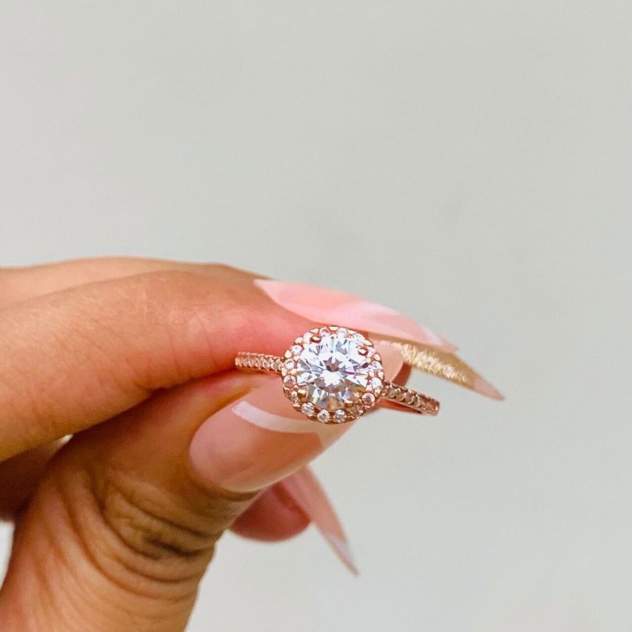Anello di fidanzamento con alone in zirconia cubica taglio a
