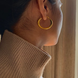 Minimal Gold Hoops, Medium size everyday women hoops, thick huggie earrings waterproof hypoallergenic silver earrings, Valentine&#39;s day gift