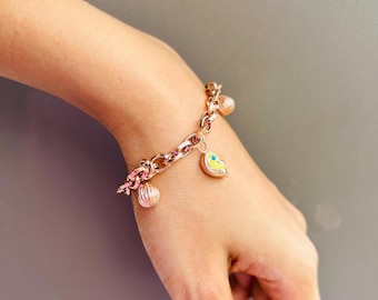 ローズゴールドとピンクのテーマチャームが付いたパンドラブレスレット