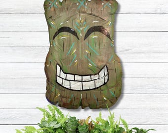 Joy Tiki - oeuvre d'art murale originale sculptée par le skipper Kevin