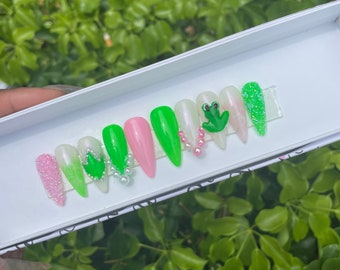 Ongles roses et verts inspirés de la sororité