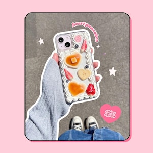 Custodia per telefono Decoden Panna montata Sciroppo a forma di cuore Pancakes Fragole Mirtilli Burro di banana Kawaii Lolita Finto dessert Coquette