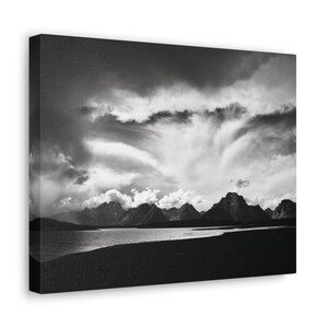 Schwarzweiße Grand Teton National Park Wandkunst, Majestätische Matte Fotografie, Mount Moran Landschaftsdekor, stürmische Berge, Leinwanddruck