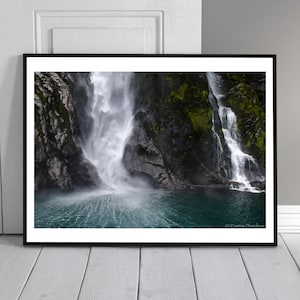 Toile imprimée Fjordland National Park, Nouvelle-Zélande, impression paysage double cascade, art de la photographie de nature, bleu vert mat, photo de voyage