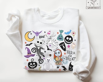 Könnte beinhalten: Weißes Langarm-Sweatshirt mit einem Halloween-Motiv. Das Design zeigt Jack Skellington, Sally, Fledermäuse und den Schriftzug "Trick or Treat". Das Sweatshirt hat einen Rundhalsausschnitt und eine lockere Passform.