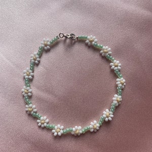 DAISY bracelet green / pearl bracelet with flowers