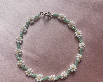 DAISY bracelet green / pearl bracelet with flowers
