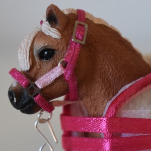 Schleich halter, many colors (two-colored) with knitted accessories, horse gift, girl, children&#39;s birthday, toy, Christmas, gift