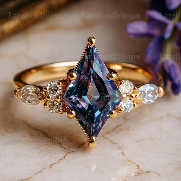Anillo de alejandrita talla cometa, anillo con gema que cambia de color en oro de 14 quilates, anillo de compromiso único con detalles de moissanita, piedra natal de junio