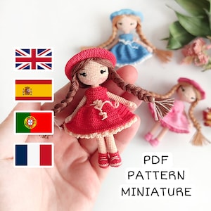 以下が含まれることがあります： ミニチュア人形用の編みぐるみ人形のパターンPDF。このパターンには、赤いドレス、茶色の髪、赤い帽子をつけた人形を作るための手順が含まれています。このパターンは、英語、スペイン語、ポルトガル語、フランス語で入手できます。