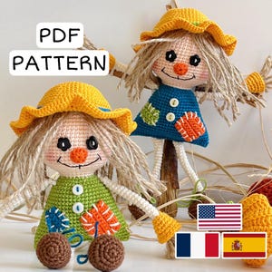 Può includere: Due spaventapasseri all'uncinetto fatti a mano con cappelli gialli, capelli di paglia e camicie abbottonate verdi e blu. Gli spaventapasseri hanno piedi a sfera marroni e sono decorati con toppe colorate. L'immagine include il testo "PDF PATTERN" e le bandiere di USA, Francia e Spagna.