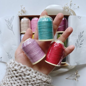 Caja de hilos de seda para muñeca miniatura, 12 hilos de colores imagen 5