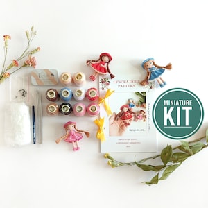 Peut inclure: Un kit de crochet pour poupée miniature avec un patron pour une poupée nommée Lenora. Le kit comprend du fil, un crochet et un patron. Le kit est étiqueté "Miniature Kit".