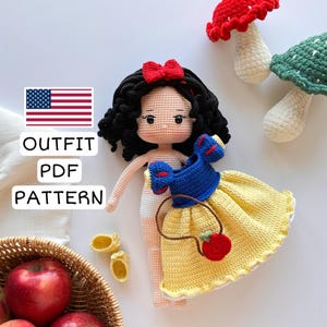 以下が含まれることがあります： 白雪姫のドール衣装の編み物パターン。衣装には、青いボディスと赤いリンゴの財布が付いた黄色のドレスが含まれています。パターンはPDFダウンロードとして入手できます。