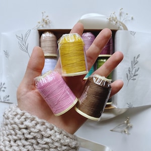 Caja de hilos de seda para muñeca miniatura, 12 hilos de colores imagen 4