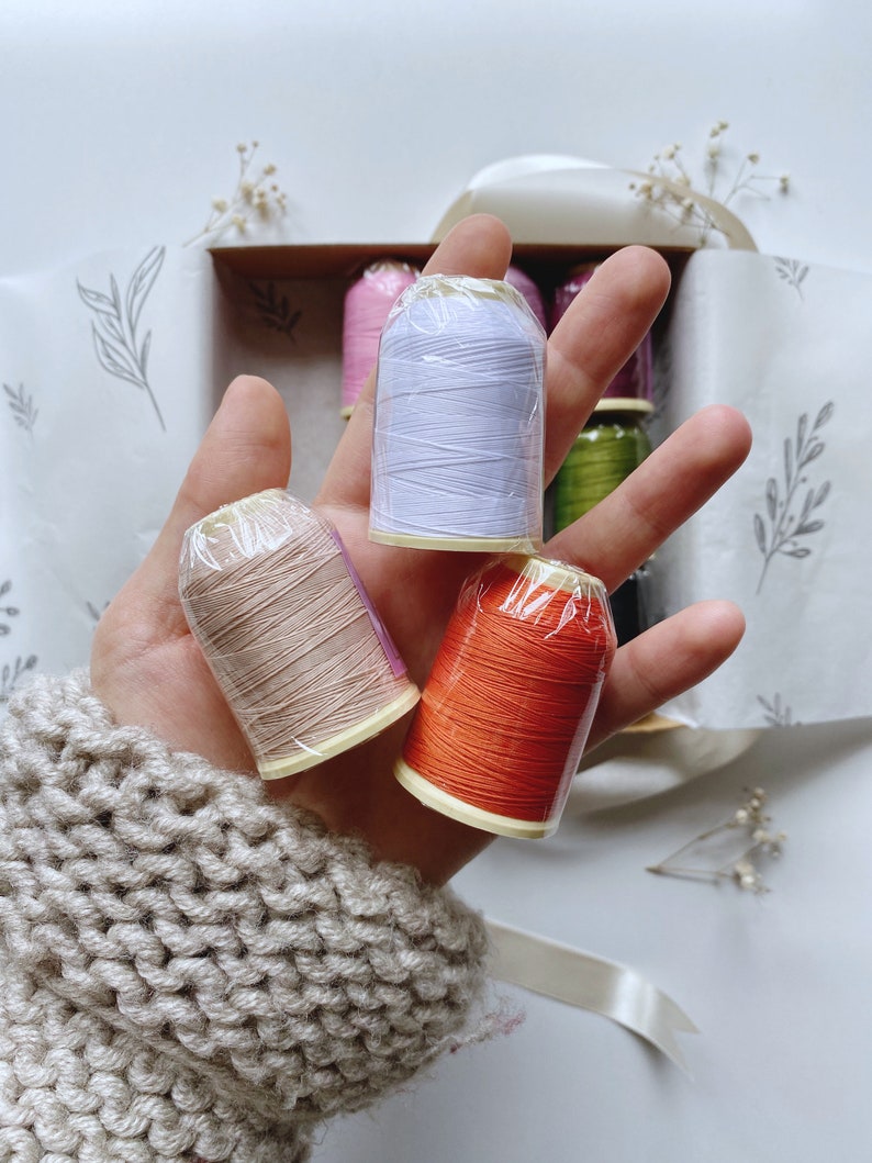 Caja de hilos de seda para muñeca miniatura, 12 hilos de colores imagen 3