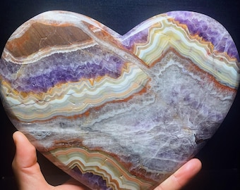Corazón de amatista tallado a mano: regalo de cristal morado pulido
