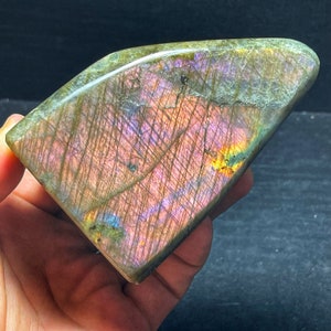 Labradorita tallada a mano: cristal de roca azul violeta (618 g)
