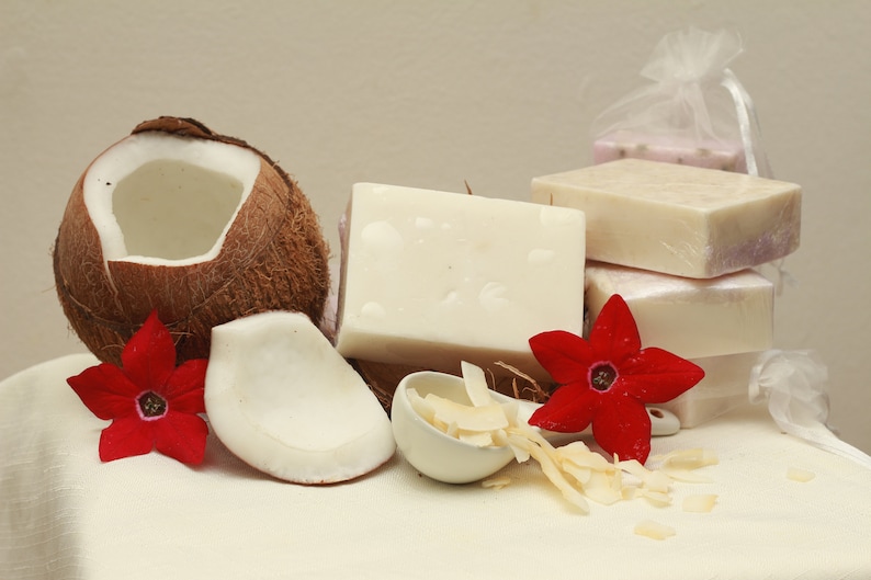Pain de savon pour le corps à l'huile de noix de coco naturelle fait main - Livraison gratuite au Royaume-Uni image 1