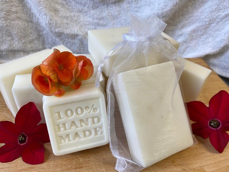 Pain de savon pour le corps à l'huile de noix de coco naturelle fait main - Livraison gratuite au Royaume-Uni image 2