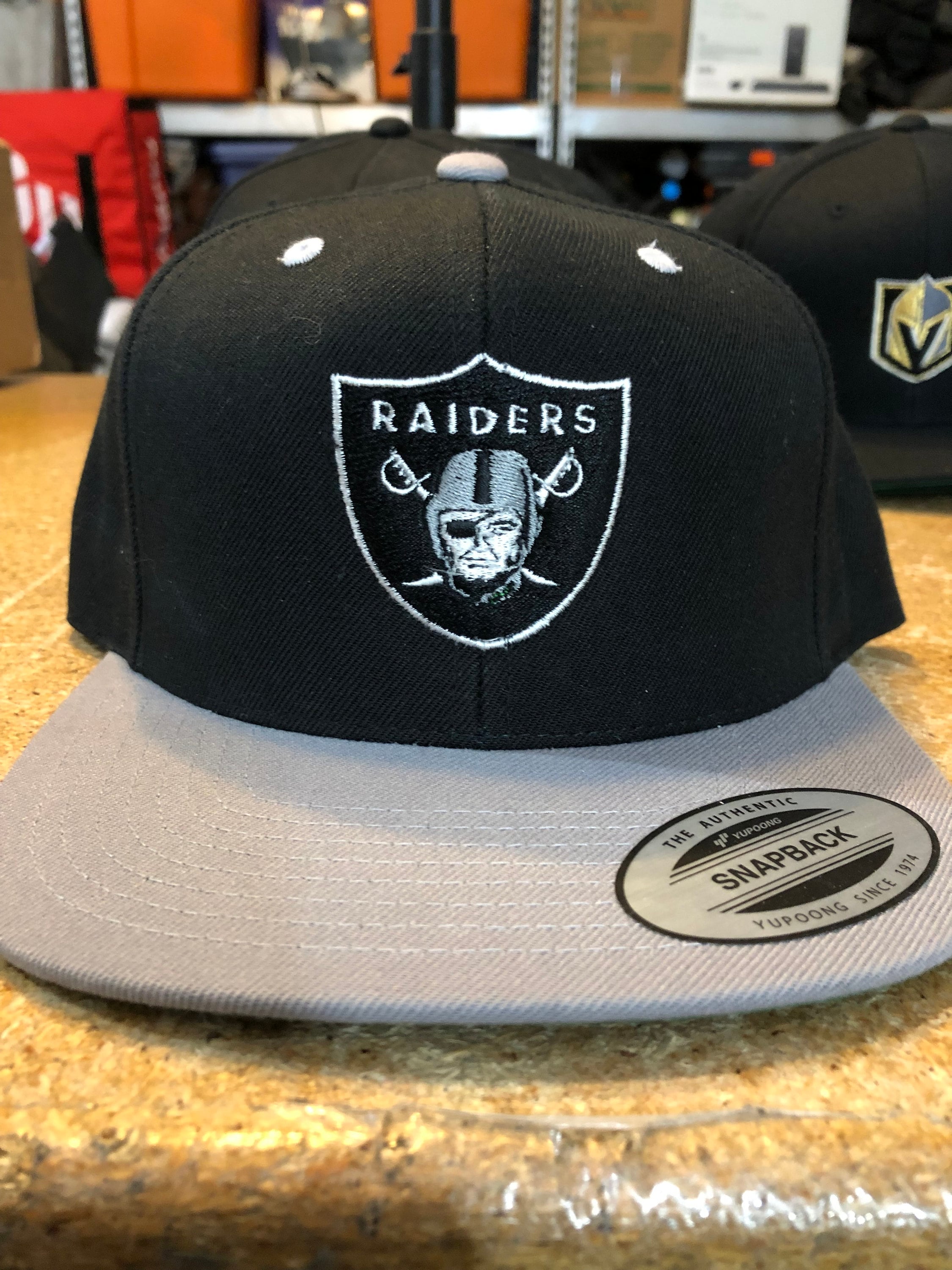 RAIDERS 刺繍ロゴワッペン キャップ 中古スナップバックyupoong RAIDERS 刺繍ロゴワッペン キャップ 中古スナップバックyupoong