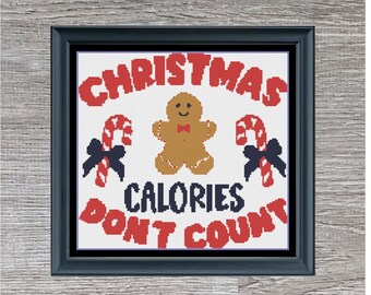 Może przedstawiać: Wzór na haft krzyżykowy przedstawiający piernikowego ludzika z cukierkami i tekstem "Christmas Calories Don't Count". Wzór ma 150 ściegów szerokości i 140 ściegów wysokości.