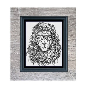 Könnte beinhalten: Schwarz-weiß-Linienkunst-Illustration eines Löwen mit Brille. Die Löwenmähne ist detailliert und die Brille ist rund. Das Bild ist in einem schwarzen Rahmen mit Holzmaserung gerahmt.