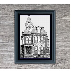 Könnte beinhalten: Eine Schwarzweißillustration eines Spukhauses mit einem spitzen Dach und vielen Fenstern. Das Bild ist in Schwarz gerahmt und vor einem Holzmaserungshintergrund platziert. Der Text "Spooky Monochrome House" und "198 x 285" befindet sich unter dem Bild.