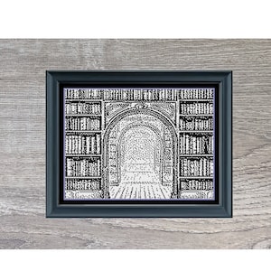 Puede incluir: Ilustración en blanco y negro de una pequeña biblioteca con estanterías y una puerta arqueada. La imagen está enmarcada en un marco negro y se coloca sobre un fondo de veta de madera. El texto "Small Library" está debajo de la imagen.