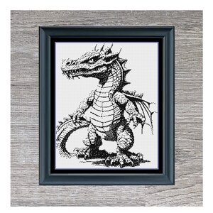 Op de afbeelding: Zwart-witte kruissteekpatroon van een kleine draak in een zwart frame. Het patroon is getiteld "Short Dragon Monochrome" en is 186 x 230 steken.