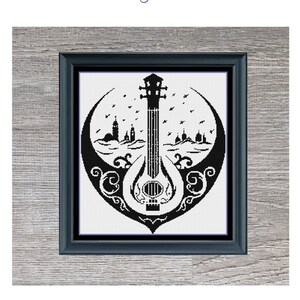 Puede incluir: Patrón de punto de cruz en blanco y negro de una guitarra con una ciudad en el fondo. El patrón está enmarcado en un marco negro y el título "The Bard" está escrito debajo del marco. Las dimensiones del patrón son 193 x 215 puntos.