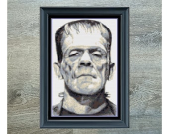 Puede incluir: Retrato en punto de cruz enmarcado de Frankenstein en blanco y negro. La obra de arte está en un marco negro y presenta el texto "Frankenstein's Monster", con dimensiones de 203 x 305 mm y 14 colores DMC.