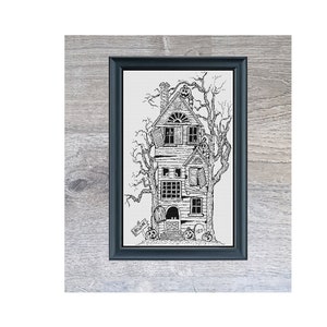 Könnte beinhalten: Schwarzweiß-Illustration eines Spukhauses mit einem gruseligen Baum und Kürbissen. Das Bild ist in einem schwarzen Rahmen gerahmt und vor einem Holzmaserungshintergrund platziert. Der Text "Haunted House" befindet sich unter dem Bild.