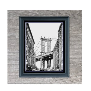 Könnte beinhalten: Schwarzweiß-Illustration der Manhattan Bridge in New York City, gerahmt in einem schwarzen und grauen Rahmen. Der Text "Manhattan Bridge View" befindet sich unter dem Rahmen.