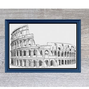 Op de afbeelding: Een zwart-witte lijntekening van het Colosseum in Rome, Italië. De tekening is ingelijst in een blauwe lijst en een grijze houten lijst. De tekst "Coliseum" staat onder de afbeelding.