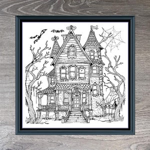 Könnte beinhalten: Schwarz-weiß-Linienzeichnung einer Spukvilla mit unheimlicher Atmosphäre. Das Haus hat ein spitzes Dach, mehrere Fenster und eine Veranda mit Stufen. Das Haus ist von Bäumen und einem Spinnennetz umgeben. Das Bild ist in einem Holzrahmen gerahmt. "Haunted House 2" und "350 x 346" stehen unter dem Bild.