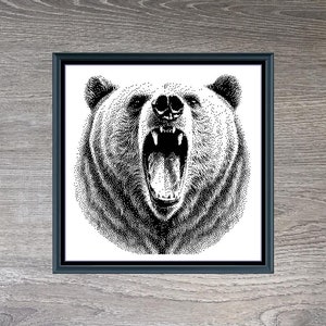 Könnte beinhalten: Schwarzweiß-Illustration eines Grizzlybären mit offenem Maul, der brüllt. Das Bild ist in einem schwarzen Rahmen gerahmt und vor einem Holzmaserungshintergrund platziert. Der Text "Grizzly" und "248 x 253" befindet sich unter dem Bild.