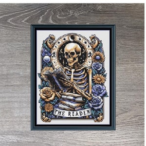以下が含まれることがあります： 花とカラスと一緒に本を読んでいる骸骨のクロスステッチパターン。パターンは「The Reader Tarot Card」というタイトルで、幅168ステッチ、高さ210ステッチです。36色のDMCカラーを使用しています。