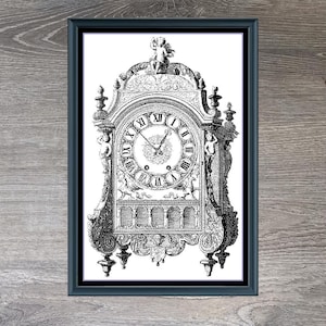 Könnte beinhalten: Schwarzweiß-Illustration einer antiken Uhr mit verzierten Details. Das Zifferblatt der Uhr zeigt römische Ziffern und ein Schlüsselloch. Das Bild ist in einem schwarzen Rahmen gerahmt und vor einem Holzmaserungshintergrund platziert. "Vintage Clock" und "313 x 493" sind unter dem Bild geschrieben.