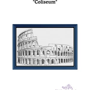 Pode incluir: Ilustração a preto e branco do Coliseu emoldurada numa moldura azul escura. A palavra "Coliseum" está impressa na parte superior da imagem.