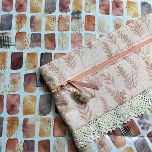 Desert Blooms Projekttasche, Laura Marshall Design, Korkflaschenanhänger, komplett gefüttert, gequiltet, Wüstenpastelle, Sommerblumen