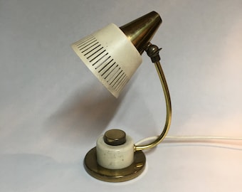 Vintage Messinglampe mit Patina - Charmante Kleine Lampe, Weißer Schirm, Echte Gebrauchsspuren