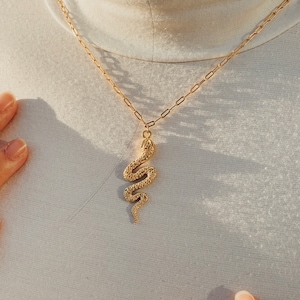 Collier serpent « Medusa » collier plaqué or 24k, bijoux à la mode, bijoux Pinterest, idées cadeaux, cadeau pour elle, bijoux audacieux, bijoux Snake